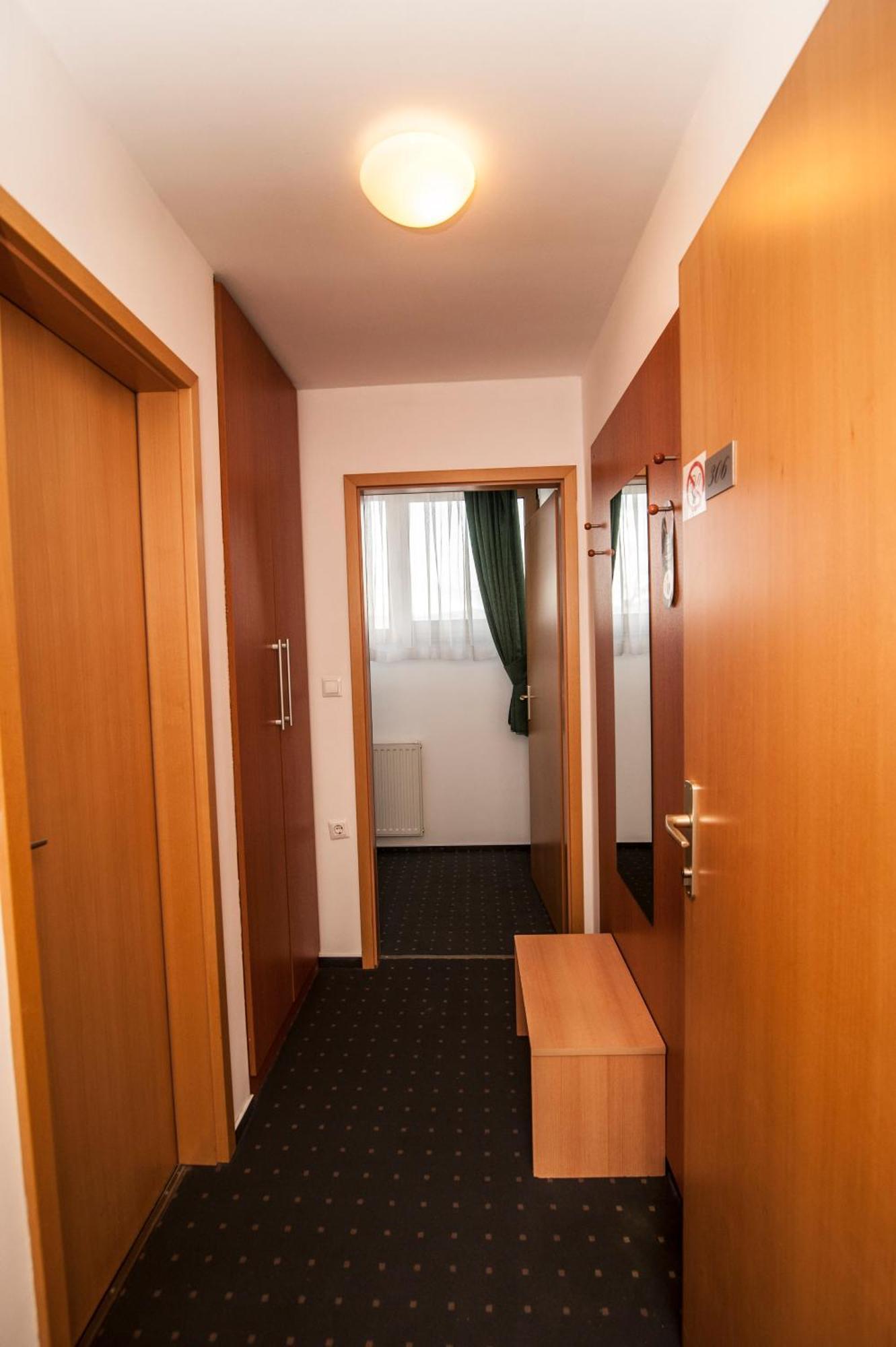 Hotel Faraon Celje Room photo